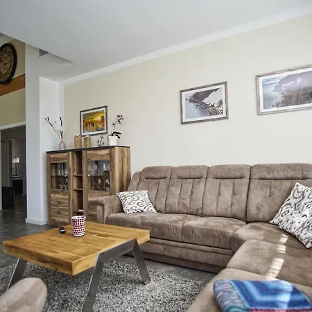 Modernes Mit Eigenem Garten Und Terrasse - Bauernrose 트렌트