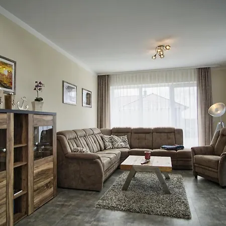 Modernes Mit Eigenem Garten Und Terrasse - Bauernrose * 트렌트