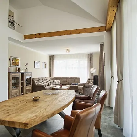 Modernes Mit Eigenem Garten Und Terrasse - Bauernrose *